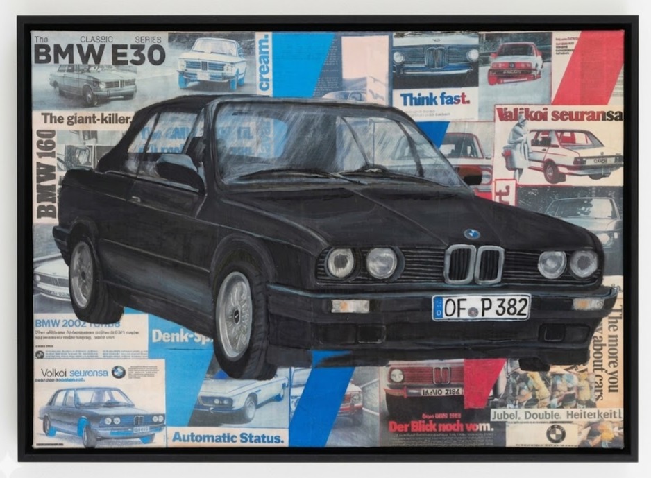 Acrylgemälde eines schwarzen BMW E30 Cabriolets mit Kennzeichen vor einer Collage aus historischen BMW-Werbeanzeigen und Texten.