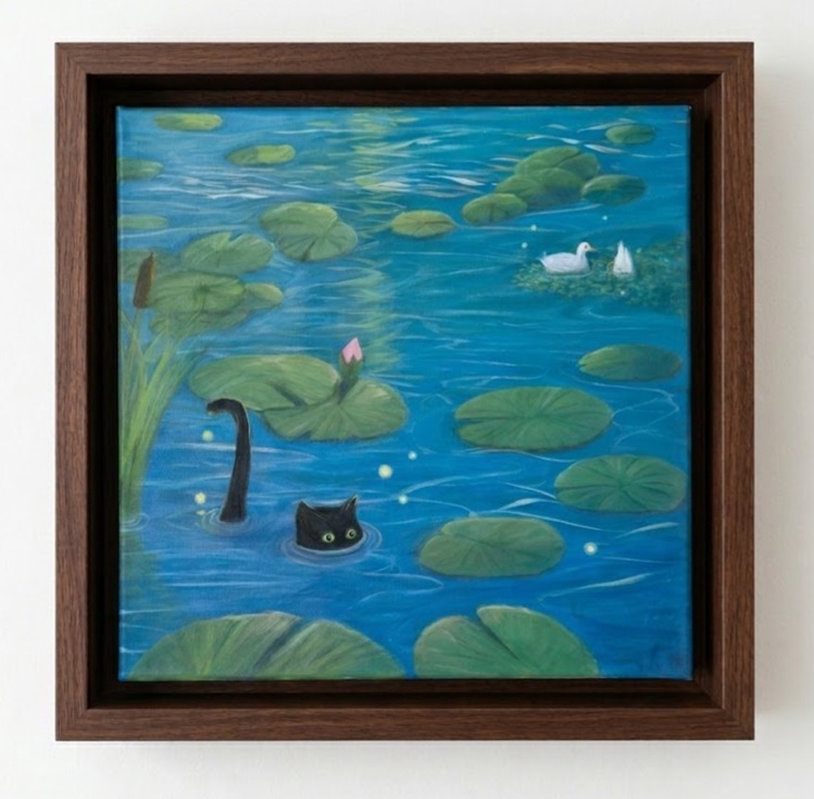 Quadratisches Gemälde: eine schwarze Katze schwimmt in einem blauen Teich mit Seerosen, rosa Knospe, weißer Ente und kleinen Lichtpunkten, dunkler Holzrahmen.